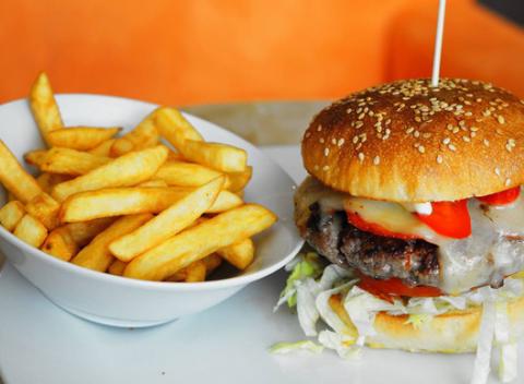 Takmer polkilový City burger s hranolkami. Nadýchaná žemľa z kvásku vlastnej výroby, kvalitné hovädzie mäso, vyprážaný syr, tatárska omáčka.