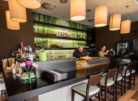 Exkluzívny sushi set pre 2 osoby v Akiko Sushi bar & restaurant. Pochutnajte si na tradičnej pochúťke z Japonska. 