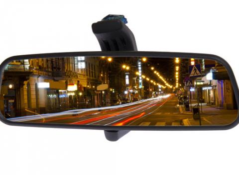 Spätné zrkadlo s HD kamerou a displejom pre vodičov. Praktická pomôcka pre lepší prehľad o dianí okolo vás počas jazdy. 