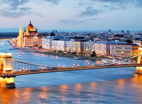 Objavte pamiatky, tajné uličky a zákutia Budapešti. Elegancia a štýl, s raňajkami a welcome drinkom v Soho Boutique Hotel****. 