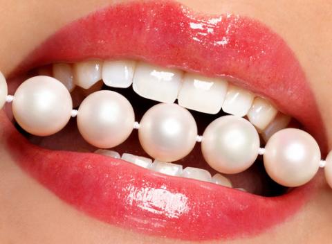 Ambulantné bielenie zubov a dentálna hygiena pre váš úsmev v klinike Stomamed. Usmievajte sa zoširoka a ukážte svetu krásny biely chrup.