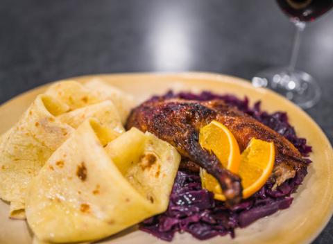 Chrumkavé pokušenie Kačacie stehno či prsia s kapustou, lokšami a víno