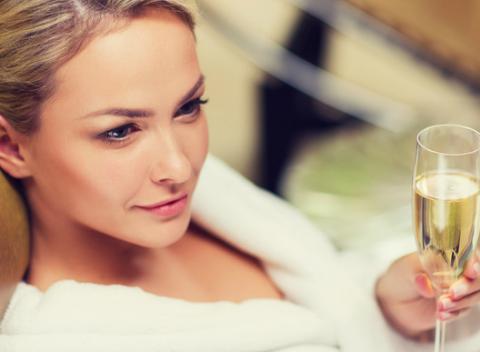 Ukradnite si chvíľku len pre seba a využite neobmedzený wellness s masážou a výhľadom na Bratislavský hrad. Výber z 3 wellness balíkov.