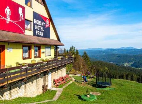 Jeseň uprostred prírody Kysuckých Beskýd v hoteli Fran s neobmedzeným bazénom a saunou.