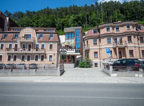 Ubytovanie pre dve osoby v srdci údolia Trenčianskych Teplíc v Garni hotel Praha*** s wellness.