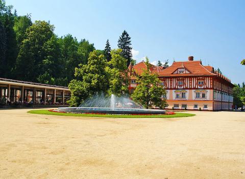Vyberte sa za odpočinkom do moravdkého kúpeľného mesta Luhačovice. Pobyt pre dvoch na 3 dni s polpenziou a fľašou vína v penzióne Pomněnka.