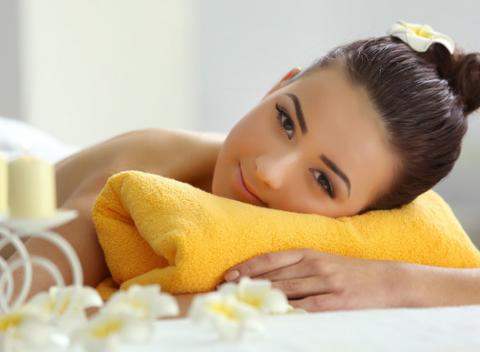 Ajurvédska indická masáž. Celotelová jemná masáž teplým olejom zvoleným podľa individuálnej konštitúcie a ročného obdobia. 