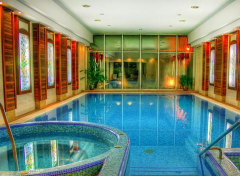 Spoznaj krásu Budapešti. Relaxujte, užívajte si luxus a wellness s neobmedzeným hýčkaním len kúsok od najobľúbenejších kúpeľov Széchenyi.