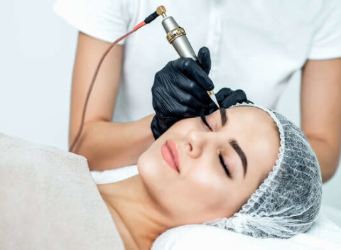 Tetovanie obočia akupunktúrnymi ihlami, permanentný make-up obočia, NANO BROWS, očných liniek či pier.