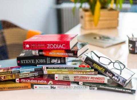 Limitovaná edícia knižných titulov – beletria, história a chovateľstvo. Preneste sa s dobrou knihou preč od digitálneho sveta a starosti. 