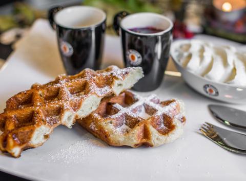 Pravá belgická Wafla s horúcimi višňami, vanilkovým krémom, pravou šľahačkou a espressom. Zamilujte sa do lahodnej chute tejto pochúťky. 