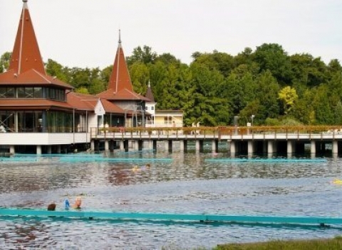 Zažite tú najlepšiu dovolenku v maďarskom Hévíze v luxusnom hoteli Danubius Health Spa Resort Aqua**** len kúsok od jazera.