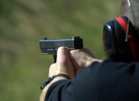 Voľná streľba z viacerých zbraní. Vyskúšajte si legendárny Desert Eagle, Kalašnikov, HK416, brokovnicu, Glock, našu československú SA vz58.