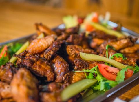 Grilované kuracie krídelka s oblohou. Zahryznite sa do štavnatého mäska, ponorte si ho do dressingu a zapite pohárom dobrého oroseného.