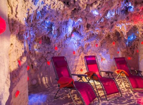 Bojujte proti alergiám, chrípke a iným ochoreniam liečivým pobytom v soľnej jaskyni. 45 minút dokonalého a zdraviu prospešného relaxu.  