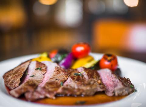 Flank steak s ratatouille a omáčkou z červeného vína. Explózia farieb a chutí priamo na tanieri v novej reštaurácii a pube Fabrika. 