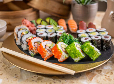 Sushi set selection pre 2 osoby alebo 2-chodové menu pre 1 osobu v reštaurácii Hotela Mamas ****.