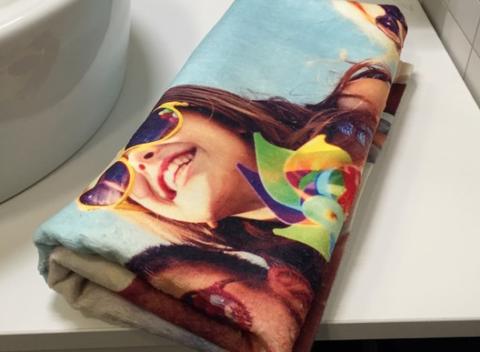 Originálny darček s najkrajšími spomienkami z vášho života. Fleecová deka, uterák alebo osuška s vlastnou fotopotlačou.