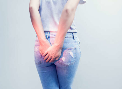 Kompletné prvotné vyšetrenie u proktológa na klinike jednodňovej chirurgie Revive.