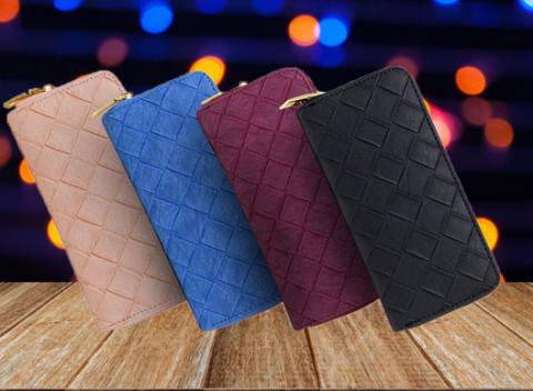 Je načase si zaobstarať novú peňaženku! Prešívaná peňaženka v pastelových farbách a efektným zipsom v zlatej farbe.