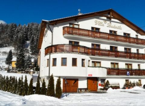 Užite si zimné radovánky naplno v Kysuckých Beskydách. Vo Vile Ludmila na vás čaká bohatá polpenzia a neobmedzené wellness. 