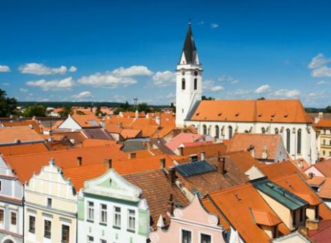 Pohodová rodinná dovolenka v Třeboni. Pobyt v hoteli Galerie Třeboň**** s polpenziou, fľašou vína a vstupenkou do kúpeľov Aurora.