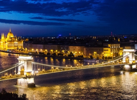 Navštívte perlu na Dunaji - nádhernú Budapešť. Ubytovanie v Baross City Hotel *** s raňajkami.