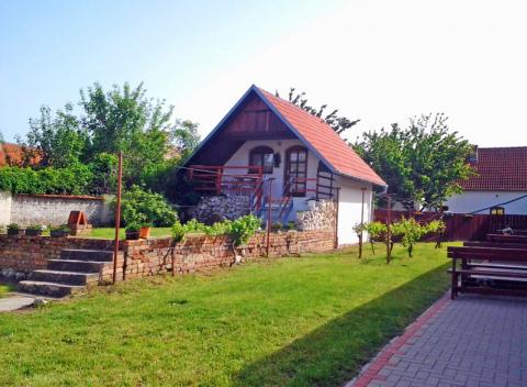 Zažite nabitú jarnú dovolenku s vínom v srdci južnej Moravy. Ubytujete sa v komfortnom apartmáne rodinného Penziónu Na Vinici s polpenziou.