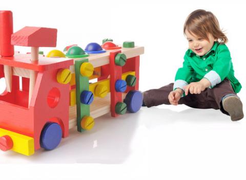 Farebné skladacie auto s kladivkom a skrutkovačom z dreva. Túto fantastickú hračku si zaručene obľúbi každý malý kutil. 