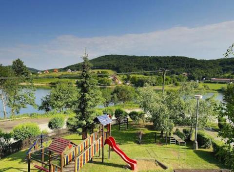 Vydajte sa za sladkým oddychom a ubytujte sa v 3* Garden Hoteli Domaša, ktorého jedinečná poloha je zárukou pohodovej wellness dovolenky.