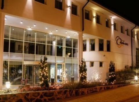 Wellness hotel Calimbra **** leží len pár minút chôdze od jedinečných jaskynných kúpeľov v Miškolci. Užite si bohatý wellness a polpenziu.