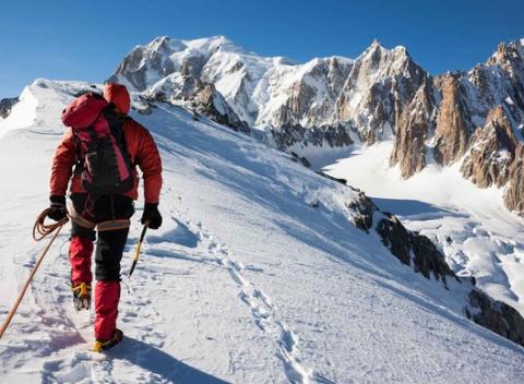 Zimná 2-dňová expedícia na Gerlachovský štít s výcvikom, výstrojom a ubytovaním. Nezabudnuteľný zážitok s výhľadom na vrcholky Tatier. 