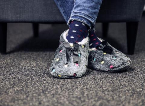 Farebné bavlnené papučky, ktoré vám rozveselia každý deň. Na studené labky nasaďte hrejivé papučky a užívajte si dokonalé pohodlie.