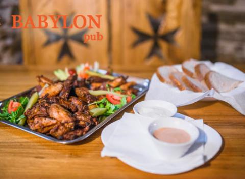 Poriadna porcia grilovaných krídelok s oblohou, pri ktorej sa 2 poriadne zapotia, kým ju zjedia. Zahryznite sa do štavnatého mäska.