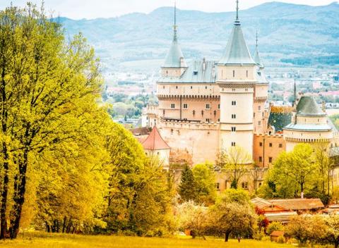Hľadáte miesto na príjemnú rodinnú dovolenku? Štýlový penzión blízko Bojnického zámku a ZOO, so vstupom do bojnických kúpeľov a polpenziou. 