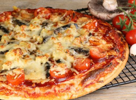 Chrumkavá pizza podľa vlastného výberu. Ochutnajte jednu z 10 pízz vo dvojici s rodinou, priateľmi alebo kolegami. 