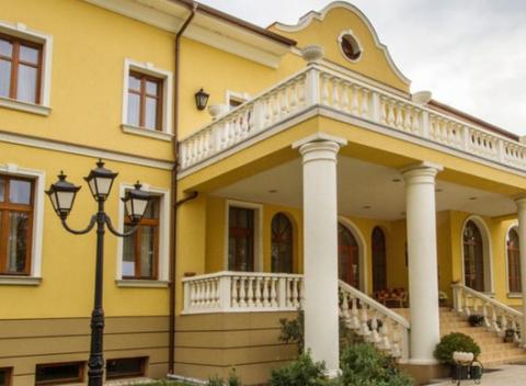 Kone, rybolov a ideálna poloha - jednoducho relax v hoteli*** Plauter Kúria len 700 m od známeho termálneho kúpaliska Thermal Corvinus.