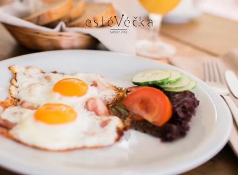 Bravčovo-hovädzí mega burger s hranolkami alebo raňajkové menu pre 2 osoby v Estévéčke. Doprajte si skvelú pochúťku. 