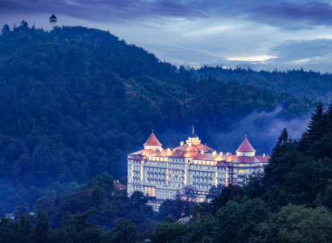 Karlove Vary so štátnym voucherom do kúpeľov. Hotel Imperial s polpenziou, wellness + 12 procedúr.