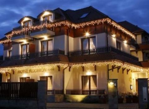 Zájdite si na dovolenku do hotela Ködmön**** v malebnom kúpeľnom mestečku Eger. Čaká vás neobmedzený wellness, polpenzia a vstup do kúpeľov.