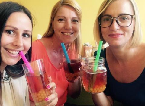 Niektorí ľudia majú v našich srdciach špeciálne miesto. Ďakujem Tea-šálka v tvare srdca, čaj podľa výberu či Bubble Tea praskajúce guľôčky.