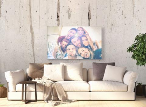 Spomínajte na krásne chvíle vo veľkom – vďaka kvalitnej veľkoformátovej digitálnej tlači fotografií na plátno alebo odľahčenú PVC dosku. 