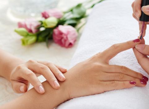 Gél lak alebo japonská manikúra - dlhá trvácnosť, vylepšenie kvality nechtu a hravé farby. O krásu vašich nechtov sa postará certifikovaná nechtová dizajnérka.