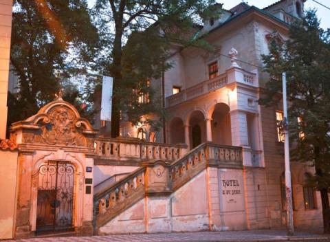 Romantické ubytovanie s nádychom mystiky v srdci Prahy! Pobyt pre celú rodinu s raňajkami v komfortnom hoteli u Svatého Jana***. 