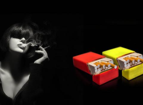 Praktické 2 silikónové obaly na krabičky od cigariet zakryjú obrázky a dodajú atraktívny vzhľad vašim cigaretám.