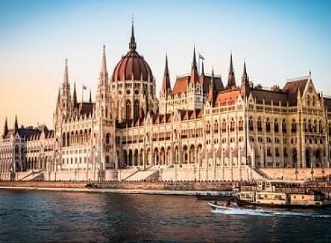 Zaži víkendové dobrodružstvo v čarokrásnej Budapešti plné romantiky. Spoznaj historické centrum na brehu Dunaja a krásne zelené parky.