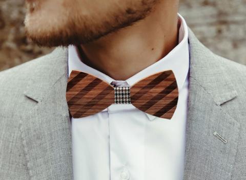 Vykročte z davu svojou štýlovosťou a buďte za hviezdu s dreveným pánskym motýlikom. Jedinečný doplnok, ktorý púta pozornosť. 