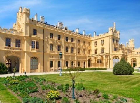 Pobyt na Južnej Morave v krásnom prostredí mesta Lednice. Užite si dovolenku v penzióne U Zámku s raňajkami, športom a zľavou do aquaparku.