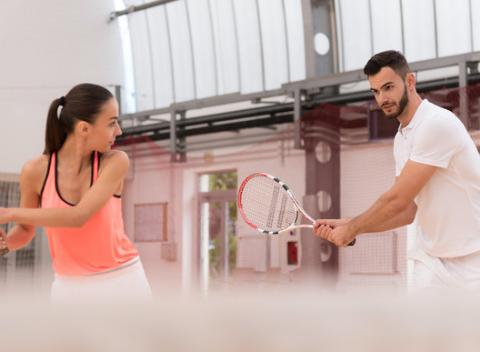 Hra tenisu s profesionálnym trénerom pre 1 - 4 hráčov. Zahrajte si tenis s profesionálnym trénerom sami alebo s priateľmi. 