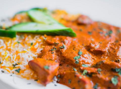 Chicken tikka masala s basmati ryžou v indickej reštaurácii Taj Mahal. Ochutnajte malý kúsok exotickej a voňavej Indie v Košiciach.